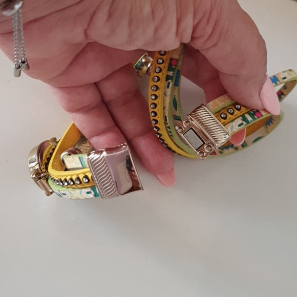 Yellow designer fashionable Watch on the bundle of bracelets - Picture 2 of 3